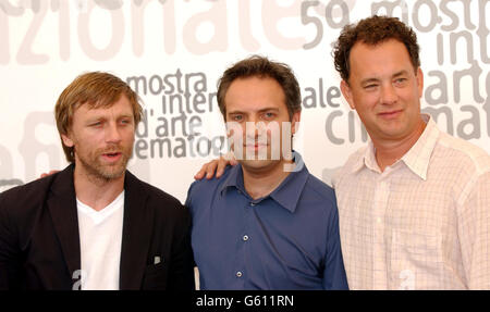 (L-R) attore Daniel Craig, regista Sam Mendes e attore Tom Hanks durante la fotocall del loro nuovo film "Road to perdition" al 59° Festival Internazionale del Cinema di Venezia, Terrazza del Casino di Lido, Venezia. Foto Stock