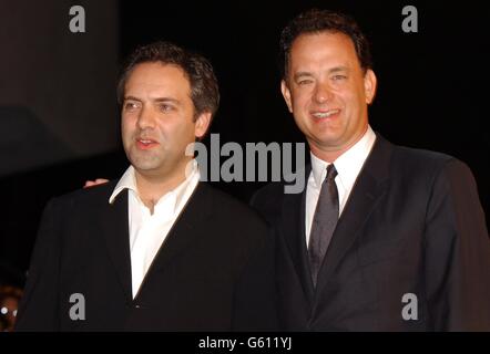 L'attore Tom Hanks e il regista Sam Mendes (L) arrivano per la prima del loro nuovo film 'Road to perdition' della 5nona edizione del festival cinematografico di Venezia al Lido di Venezia, Venezia, Italia. Foto Stock