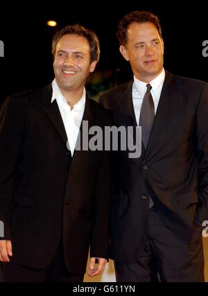 L'attore Tom Hanks e il regista Sam Mendes (L) arrivano per la prima del loro nuovo film 'Road to perdition' della 5nona edizione del festival cinematografico di Venezia al Lido di Venezia, Venezia, Italia. Foto Stock