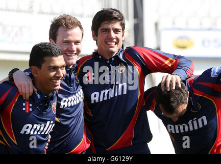 Il capitano dell'Inghilterra Alastair Cook (al centro) si rilassa con i compagni di squadra durante la sua Photocall sul lato della contea al terreno della contea, Chelmsford. Foto Stock