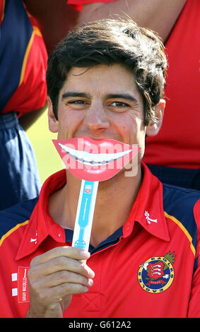 Il Capitano d'Inghilterra Alastair Cook pone per una foto dello sponsor durante la sua Photocall del lato della contea al terreno della contea, Chelmsford. Foto Stock