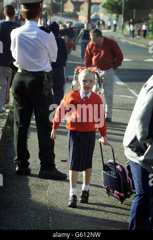 Un allievo si porta alla Scuola primaria per le ragazze della Santa Croce, a nord di Belfast, per il primo giorno del nuovo anno scolastico. La scuola primaria cattolica è stata al centro di un'amara disputa settaria l'anno scorso. * i lealisti di Glenbryn hanno organizzato un picket di tre mesi in una protesta contro quello che hanno sostenuto fosse ogni giorno molestie da parte dei nazionalisti nella zona di Ardoyne. Foto Stock