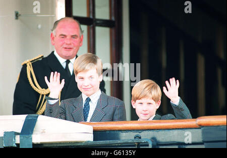 Il Principe William, 9 anni, e il suo fratello minore, il Principe Harry, 7, si muovevano verso i fotografi mentre saltavano a bordo del Royal Yacht Britannia ormeggiato sul lago Ontario lungo il lungomare di Toronto. I due principi saranno scherzati dai loro genitori, il Principe e la Principessa del Galles, quando arriveranno in Canada per una visita reale di una settimana. Foto Stock