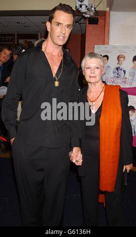 Gli attori Rupert Everett e Dame Judi Dench arrivano per la prima inglese di "l'importanza di essere più seri" all'Odeon West End di Londra. * Dame Judi Dench ha wowed migliaia di ventilatori di attesa quando è arrivata per la prima scintillante del suo ultimo film, l'importanza di essere più serio senza una borsa. Nemmeno l'apparizione di Rupert Everett su un risciò Soho potrebbe strappare la luce dalla leggenda dello schermo che ha immediatamente ricompensato la folla con una breve passeggiata. Indossando una tuta nera per pantaloni, con una sciarpa arancione sopra la spalla sinistra, iniziò subito a firmare autografi e a posare Foto Stock