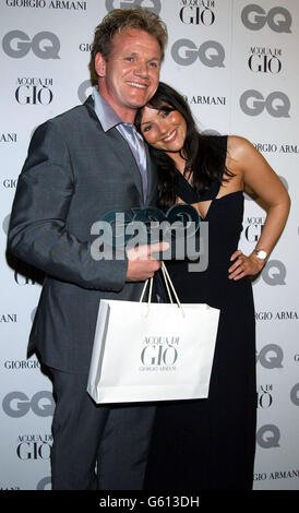 La celebrità chef Gordon Ramsay si pone con l'attrice Martine McCutcheon, dopo che gli ha consegnato il premio Chef of the Year durante i GQ Men of the Year Awards al Natural History Museum di Londra. Foto Stock