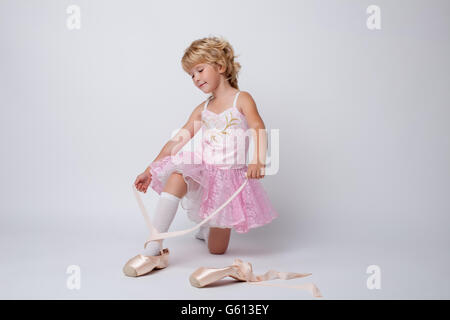 Amazing little ballerina la legatura pointes in studio Foto Stock