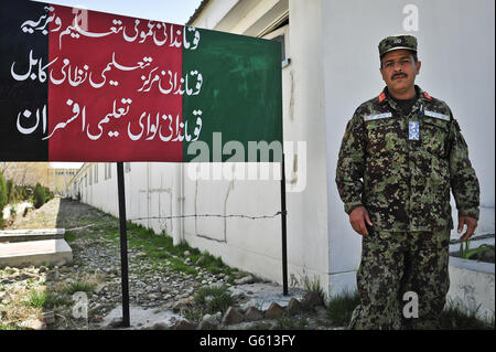 Il colonnello dell'esercito nazionale afgano Safdar Ali. Y al Kabul Military Training Center, Kabul, Afghanistan. Foto Stock