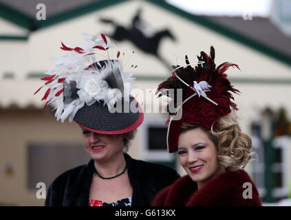 Cappelli da donna durante il Ladies Day al Grand National Meeting di John Smith del 2013 all'Ippodromo di Aintree, Sefton. Foto Stock