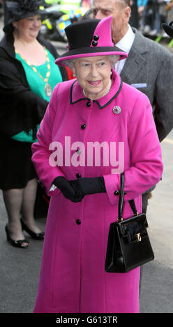 La regina Elisabetta II arriva al Britwell Community Center di Slough, nel Berkshire. Foto Stock