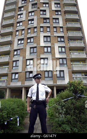 Un poliziotto si trova al di fuori di Sivill House a Bethnal Green, Londra orientale, dove tre persone sono state uccisate la notte scorsa. Gli ufficiali sono stati avvisati dopo che un'ambulanza è andata ad un indirizzo in Columbia Road, Bethnal Green, subito dopo le 20.30 la notte scorsa. *...Una portavoce della Metropolitan Police ha detto: A seguito dell'incidente la polizia sta lanciando un'indagine sulla morte di tre persone e gravi lesioni a una quarta persona. Foto Stock