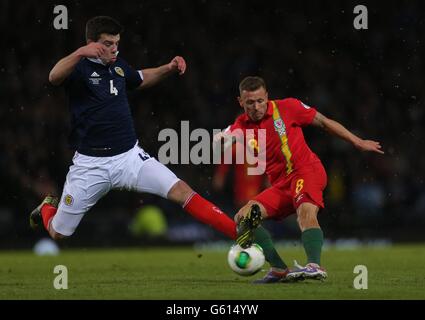 Craig Bellamy (a destra) del Galles in azione con Grant Hanley della Scozia durante il qualificatore della Coppa del mondo 2014 ad Hampden Park, Glasgow. Foto Stock