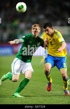 Sweden's Behrang Safari e la Repubblica d'Irlanda Andy Keogh (a sinistra) in azione durante la Coppa del mondo FIFA 2014 Qualifier match presso la Friends Arena di Stoccolma, Svezia. Foto Stock