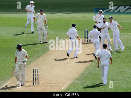 Monty Panesar (seconda a destra) celebra la partecipazione al wicket di Ross Taylor (in basso a sinistra) in Nuova Zelanda durante il secondo giorno della terza partita di test all'Eden Park, Auckland, Nuova Zelanda. Foto Stock