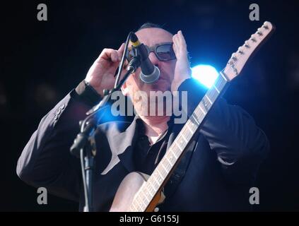 Elvis Costello si esibisce sul V Stage, il primo giorno del festival musicale V2002 a Hylands Park, Chelmsford. Foto Stock