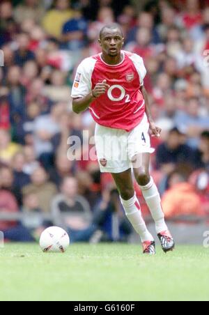 Patrick Vieira dell'Arsenal in azione durante la partita fa Community Shield contro Liverpool al Millennium Stadium di Cardiff, Galles. Foto Stock