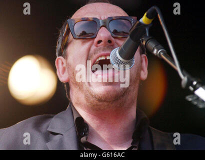 Elvis Costello si esibisce sul V Stage, il primo giorno del festival musicale V2002 a Hylands Park, Chelmsford. Foto Stock