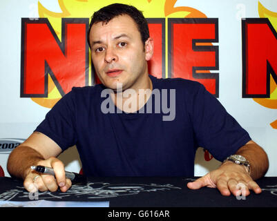 James Dean Bradfield, cantante dei Manici Street Preachers, firma autografi al festival musicale V2002 a Hylands Park, Chelmsford. Foto Stock