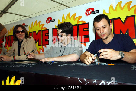 I Manic Street Preachers firmano autografi al festival musicale V2002 a Hylands Park, Chelmsford. Foto Stock