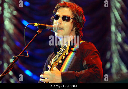 Kelly Jones della Welsh Band Stereophonics sul palco del festival musicale V2002 presso l'Hylands Park di Chelmsford. Foto Stock