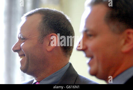 Il ministro della cultura Mike Watson (a sinistra) con il primo ministro scozzese Jack McConnell durante un ricevimento alla Bute House, Edimburgo. Il ministro del lavoro Watson ha negato di seguito la violazione delle norme ministeriali sul futuro di un ospedale di Glasgow. Foto Stock