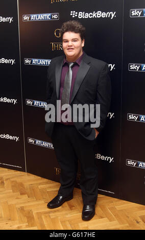 Ben Hawkey in una proiezione del primo episodio della serie 3 di Game of Thrones, a Londra. Foto Stock