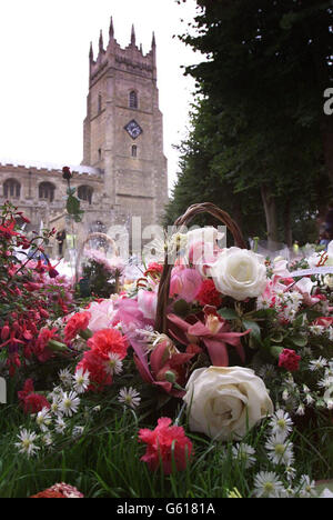 Fiori lasciati dal pubblico nel cimitero della chiesa di Sant'Andrea a Soham, Cambs, in memoria di Holly Wells e Jessica Chapman. Foto Stock