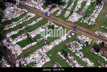 Fiori lasciati dal pubblico nel cimitero della chiesa di Sant'Andrea a Soham, Cambs, in memoria di Holly Wells e Jessica Chapman. Foto Stock