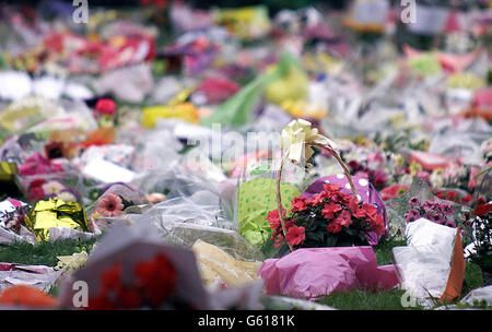 Fiori lasciati dal pubblico nel cimitero della chiesa di Sant'Andrea a Soham, Cambs, in memoria di Holly Wells e Jessica Chapman. Foto Stock