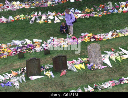 Fiori lasciati dal pubblico nel cimitero della chiesa di Sant'Andrea a Soham, Cambs, in memoria di Holly Wells e Jessica Chapman. Foto Stock