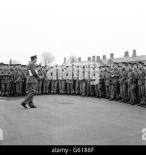 Comandante, il tenente colonnello Michael Gow, di Edimburgo, rivolgendosi al 2° Battaglione le Guardie scozzesi presso le caserme di Caterham. Da giovedì, il battaglione, composto da circa 500 uomini, sta controllando le attrezzature e si sta preparando per un improvviso trasferimento in Africa. Foto Stock