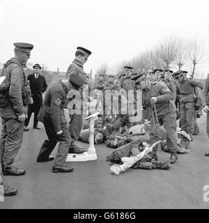 Uomini e attrezzature del 2 ° Battaglione le guardie scozzesi che sono pesati a Caterham Barracks, Surrey, in preparazione per il possibile trasporto aereo. Sono stati ispezionati dal comandante del Battaglione, il tenente colonnello Michael Gow, di Edimburgo. Da giovedì, il battaglione, composto da circa 500 uomini, sta controllando le attrezzature e si sta preparando per un improvviso trasferimento in Africa. Foto Stock