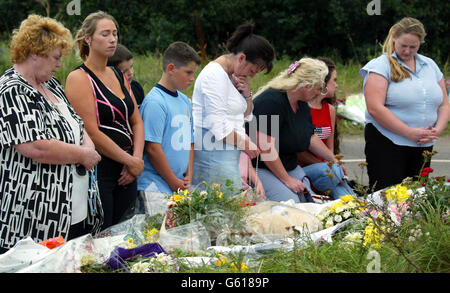 I memori del pubblico pregano al silenzio di un minuto al blocco della strada vicino a Raf Lakenheath, Suffolk vicino alla scena dove Holly Wells e Jessica Chapman corpi sono stati trovati Sabato 17 agosto 2002 Foto Stock