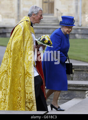 La regina Elisabetta II viene accolta dal Dean Christopher Lewis quando arriva per assistere al servizio Maundy alla Cattedrale della Chiesa di Cristo a Oxford. Foto Stock