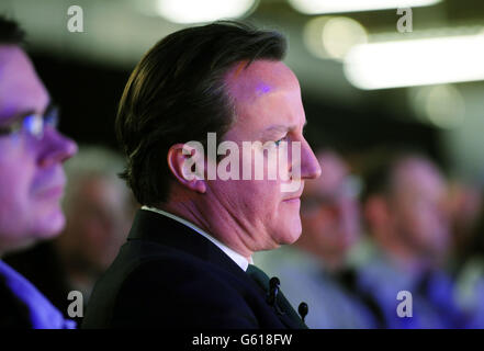 Il primo Ministro David Cameron attende di pronunciare un discorso durante una visita allo stabilimento di Nissan, Sunderland. Foto Stock