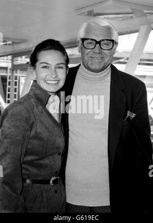L'attore americano Cary Grant con la sua moglie inglese Barbara, quasi 50 anni la sua junior, arriva all'aeroporto di Heathrow da Losa Angeles. CELEBRITÀ Foto Stock