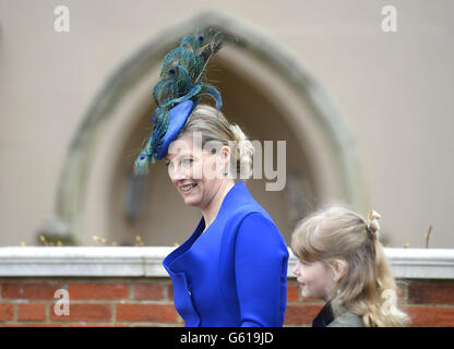 Sophie la Contessa di Wessex e sua figlia Lady Louise Windsor lasciano il servizio del giorno di Pasqua alla St George's Chapel nei terreni del Castello di Windsor, Berkshire. Foto Stock