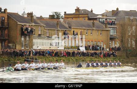 Oxford (a destra) si allontana da Cambridge sulla strada per la vittoria nella 159esima corsa in barca sul Tamigi, Londra. Foto Stock