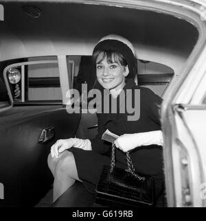 Audrey Hepburn in un attraente cappello in pelliccia a contrasto di due colori, dopo il suo volo a Heathrow da Roma. È qui per partecipare alla prima europea di 'Breakfast at Tiffany's' al Plaza Theatre in cui è protagonista come 'Holly Golightly'. Foto Stock