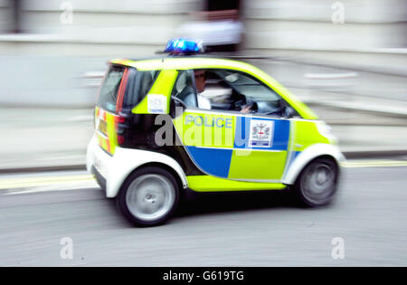 City of London Police prendere consegna della prima risposta di emergenza del Regno Unito Smart polizia auto visto fuori Wood Street Police Station. La macchina, lunga 2.5 metri, è in piena livrea di polizia completa di luci blu e di uno speciale sistema di sirena. Foto Stock