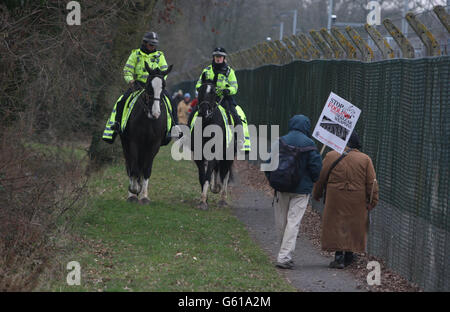 I manifestanti anti anti anti-nucleari prendono parte a una dimostrazione, organizzata dalla Campagna per il disarmo nucleare (CND), presso la sede dello stabilimento di armi atomiche ad Aldermaston, Berkshire. Foto Stock