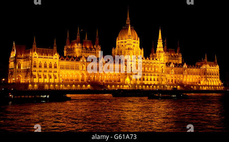 Vista notturna di Budapest e del palazzo del parlamento Foto Stock