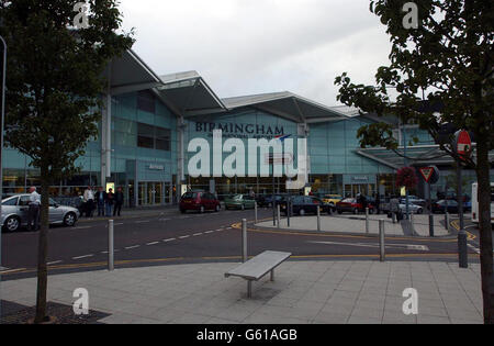 La scena all'aeroporto internazionale di Birmingham, dove l'aeromobile A310 dell'Airbus Pakistan International Airlines era il centro di un allarme di sicurezza, in quanto un uomo è stato trattenuto durante i controlli di sicurezza sui passeggeri che viaggiano dal Pakistan al Canada. Foto Stock