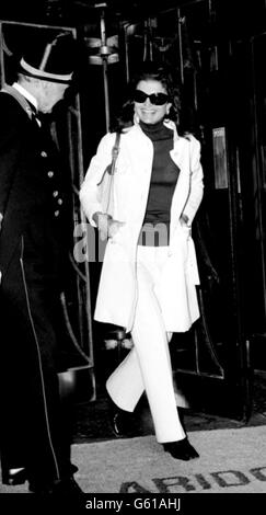 La sig.ra Jackie Onassis parte dal Claridge's Hotel di Londra, dove soggiorna con suo marito, il sig. Aristotle Onassis. Foto Stock