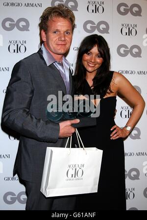 La celebrità chef Gordon Ramsay si pone con l'attrice Martine McCutcheon, dopo che gli ha consegnato il premio Chef of the Year durante i GQ Men of the Year Awards al Natural History Museum di Londra. Foto Stock