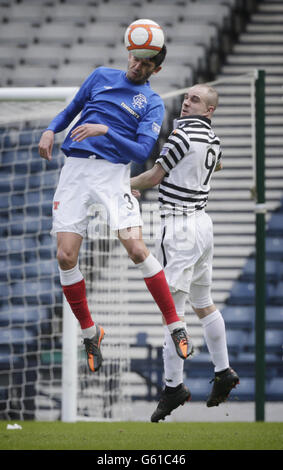 Emilson Cribari di Rangers (a sinistra) e Jamie Longworth di Queen's Park per la palla durante la terza divisione scozzese Irn Bru a Hampden Park, Glasgow. Foto Stock