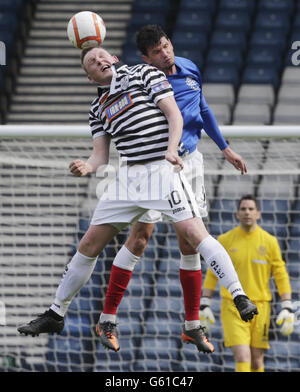 Emilson Cribari di Rangers e Michael Keenan (a sinistra) della Queen's Park combattono per la palla durante la terza divisione scozzese Irn Bru a Hampden Park, Glasgow. Foto Stock