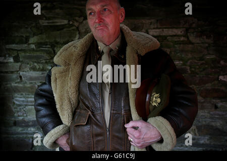 Frank Williamson un re-enactor militare vestito da pilota dell'aeronautica militare americana dalla seconda guerra mondiale all'o'Donovan's Hotel a Clonakilty dove una statua a 'Tojo' una scimmia appartenente ad un equipaggio di bombardieri dell'aeronautica americana che ha schiantato ha atterrato la loro fortezza volante Boeing B-17 fuori città il 7 aprile 1943. Foto Stock