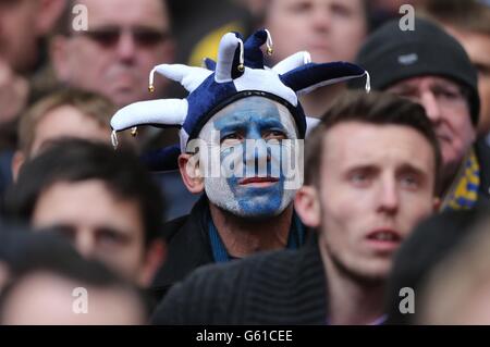 Calcio - Johnstone's Paint Trophy - finale - Crewe Alexandra / Southend United - Wembley Stadium. Un ventilatore abbattuto Southend Unito che indossa la vernice del viso e un cappello di jester nelle tribune Foto Stock