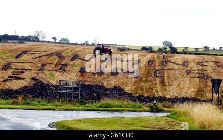 L'agricoltore della contea di Durham Tony Wilson lascia un messaggio arando le parole 'Farming Counts' su una collina. Wilson, dalla stazione di Trimdon, vicino a Sedgefield, ha arato il messaggio nel suo campo appena raccolto. *....., situato ad appena un chilometro e mezzo circa dalla sede del primo ministro. Il messaggio coincide con l'inizio della campagna Union Farming Counts del National Farmer, iniziata oggi, e rimarrà sul campo fino a quando il campo non sarà risown nel mese di ottobre. Foto Stock