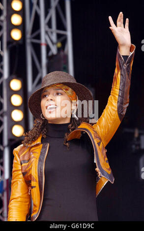 Alicia Keys si esibisce sul palco durante il concerto di musica ''One Big Sunday'' di radio uno a Victoria Park, Leicester. Foto Stock